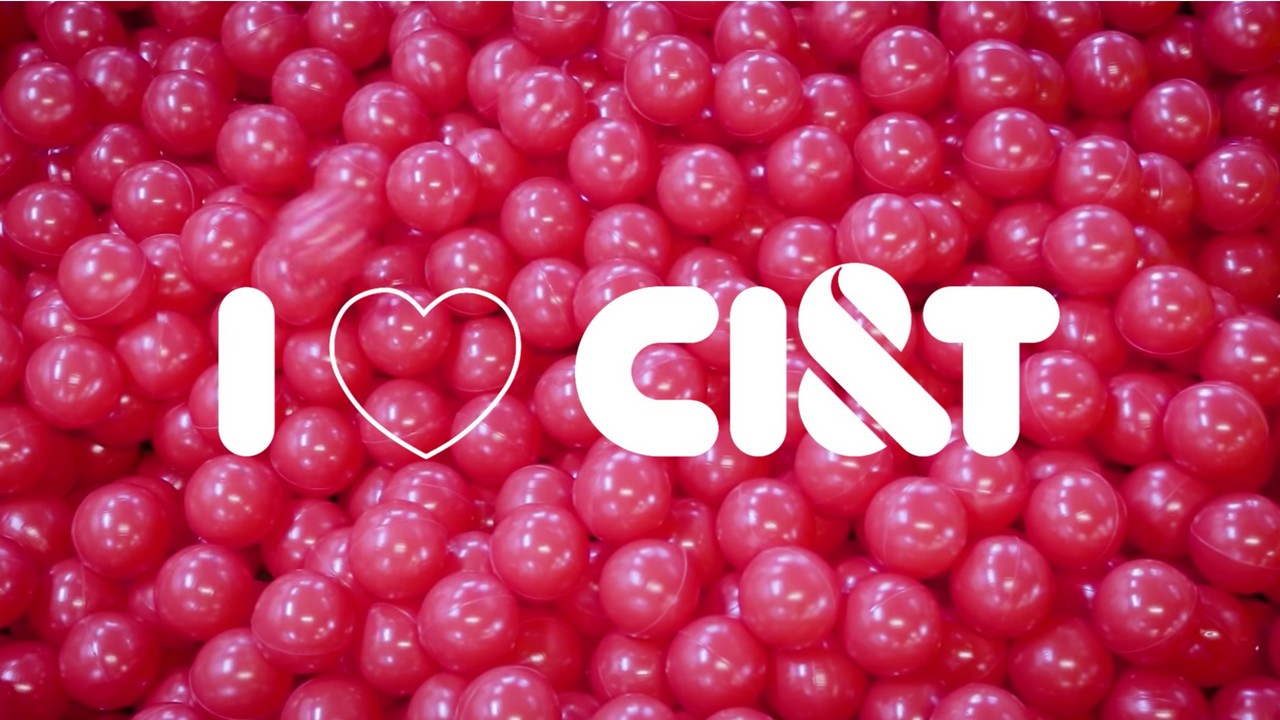 A red ball pit with the saying I love CI&T