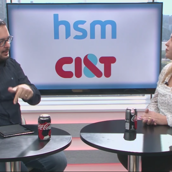 Um homem a direita, uma mulher a esquerda, conversando sentados 