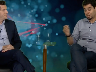 Dois homens sentados, conversando