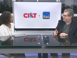 Um homem a direita, uma mulher a esquerda, conversando sentados 