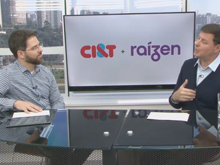Dois homens sentados em frente a um balc&atilde;o de entrevista