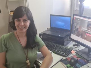 Barbara Ritzmann sorri em frente ao computador