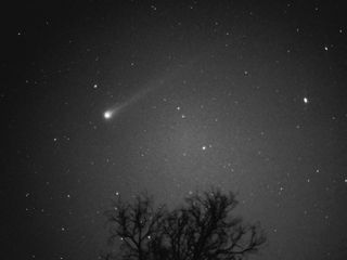 Cometa cruzando o espa&ccedil;o 