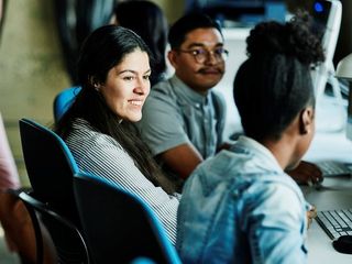 jovens trabalhando em escrit&oacute;rio