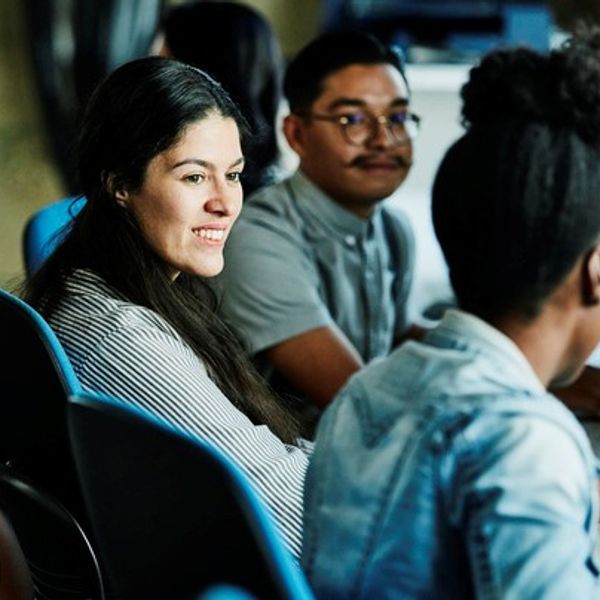 jovens trabalhando em escritório