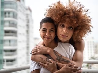 Casal LGBT se abra&ccedil;a em frente &agrave; c&acirc;mera 