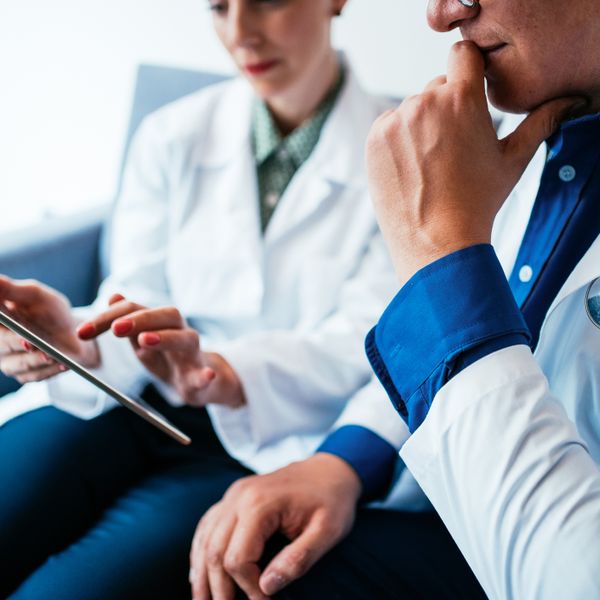 médicos analisando resultados em tablet