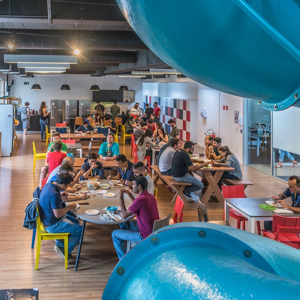 Foto Refeit&oacute;rio da CI&T cheio 