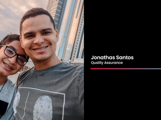 Foto de Jonathas e seu filho abra&ccedil;ados, ao fundo um rio e pr&eacute;dios altos