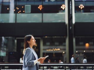 woman-using-cellphone-in-city