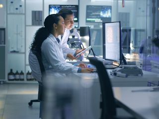 Women working at lab pharma indusrty