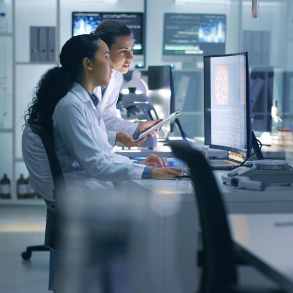 Women working at lab pharma indusrty
