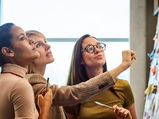 Mulheres ciencia de dados olhando post it.jpg