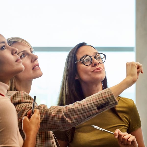 Mulheres ciencia de dados olhando post it.jpg