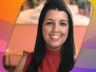 Rosto de Bianca Amorim, sobre um fundo com as cores do orgulho em degrad&ecirc;