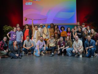 Foto de uma multidão LGBT e pessoas aliadas na Arena Verne da CI&T