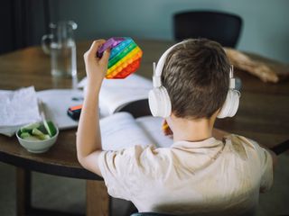 Foto crian&ccedil;a com headset brincando