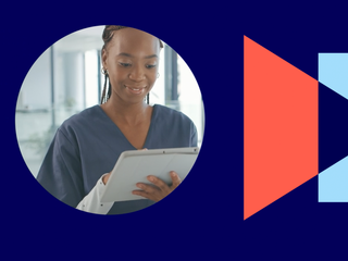 Uma jovem m&eacute;dica usando um tablet digital no trabalho