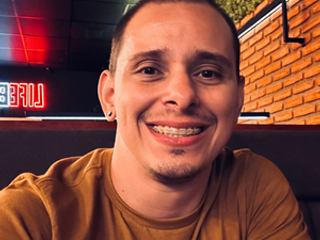 Lucas Bi&eacute;, Developer. Homem branco de barba e cabelo pretos, sorrindo.