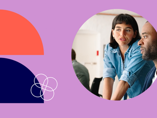 Dois engenheiros de software trabalhando juntos em um projeto de neg&oacute;cios na startup