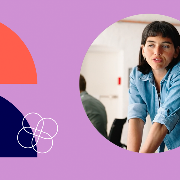 Dois engenheiros de software trabalhando juntos em um projeto de neg&oacute;cios na startup