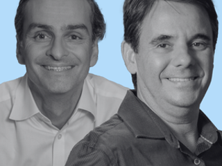 Felipe Brito e Vinicius Martinelli, homens brancos de cabelo preto, sorrindo