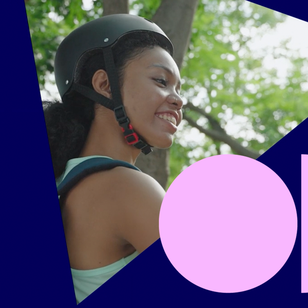 Mulher usando painéis solares para carregar dispositivos elétricos e usando uma bicicleta para viajar, conceito de energia limpa, energia alternativa, economia de energia.