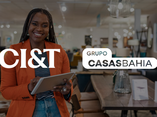 Ao fundo da imagem, temos uma profissional do varejo segurando um ipad e sorrindo de forma confiante. Em primeiro plano, temos o logo da CI&T e do Grupo Casas Bahia.