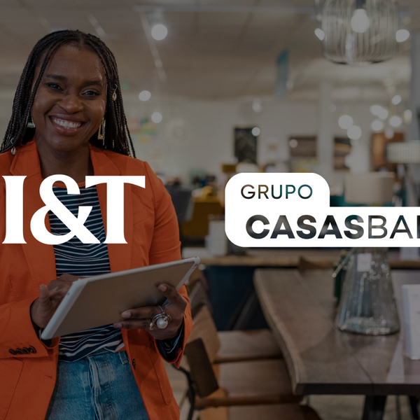 Ao fundo da imagem, temos uma profissional do varejo segurando um ipad e sorrindo de forma confiante. Em primeiro plano, temos o logo da CI&T e do Grupo Casas Bahia.