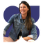 Fernanda Braga, mulher parda, de cabelo liso castanho e olhos pretos, sorrindo. Veste uma blusa preta e jaqueta azul.