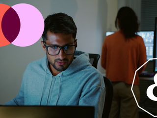 Profissionais de TI latino-hisp&acirc;nicos desenvolvendo software e analisando dados em um espa&ccedil;o de trabalho colaborativo