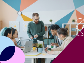 Pessoas alegres designers profissionais discutindo ideias de neg&oacute;cios no escrit&oacute;rio