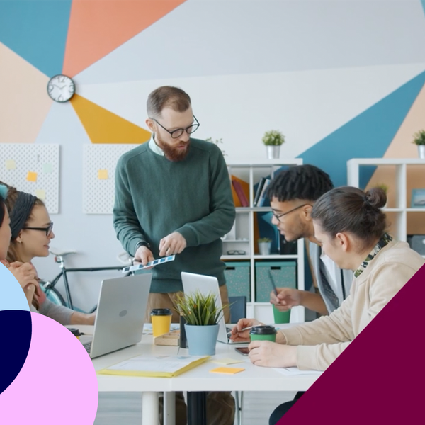 Pessoas alegres designers profissionais discutindo ideias de negócios no escritório