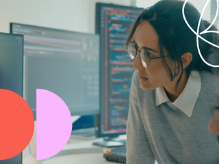 Profissionais da equipe de tecnologia colaboram para discutir estrat&eacute;gias de desenvolvimento de software no escrit&oacute;rio moderno. Desenvolvedor de software, intelig&ecirc;ncia artificial e programa&ccedil;&atilde;o