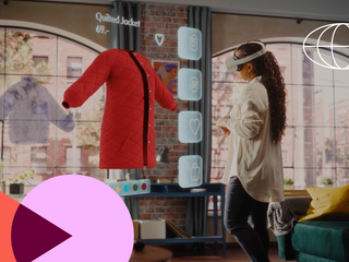Mulher negra usando fone de ouvido de realidade virtual para compras on-line, navegando atrav&eacute;s de itens esportivos sazonais elegantes. Encomendar a partir de Mock-up Internet Store App para produtos de e-Commerce. Realidade Aumentada