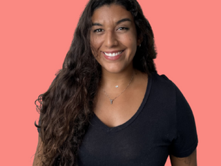 Vanessa, mulher parda de cabelo preto liso, sorrindo.