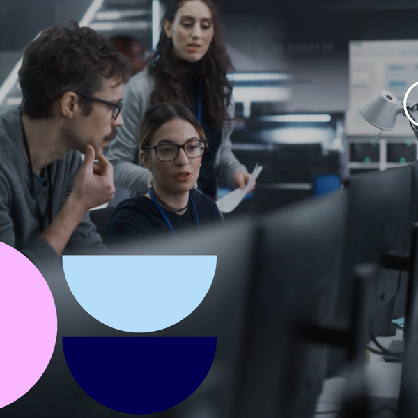 Grupo de especialistas multiculturais capacitados que trabalham em um centro de pesquisa, usando o computador para colaborar em software avan&ccedil;ado, desenvolver interface de intelig&ecirc;ncia artificial e blockchain baseado em nuvem