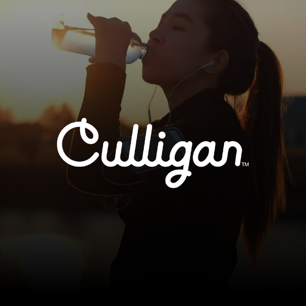 Woman in sports gear drinking from a waterbottle