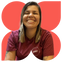 Camilla Marques, mulher parda de cabelo liso loiro, sorrindo.