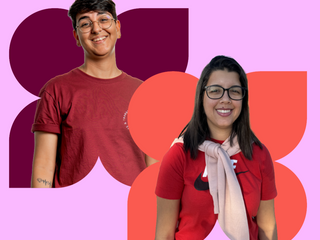 Ivana, mulher parda de cabelos curtos pretos, usa &oacute;culos; Bianca, mulher branca de cabelos longos pretos, usa &oacute;culos - ambas sorrindo.