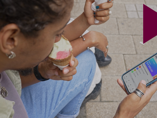 Close-up de um homem usando seu aplicativo banc&aacute;rio