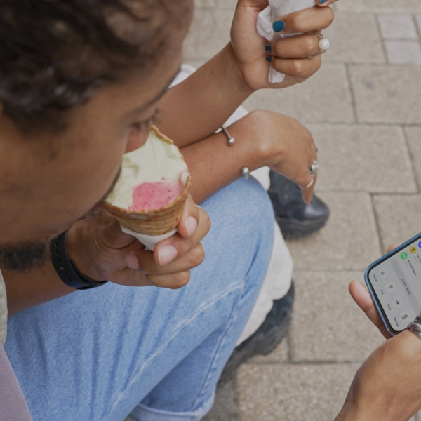 Close-up de um homem usando seu aplicativo bancário