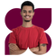 Lucas, homem pardo, de cabelo e barba pretos, sorrindo. Ele veste uma camisa vermelha.
