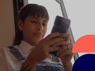 Mulher sorrindo usando celular 