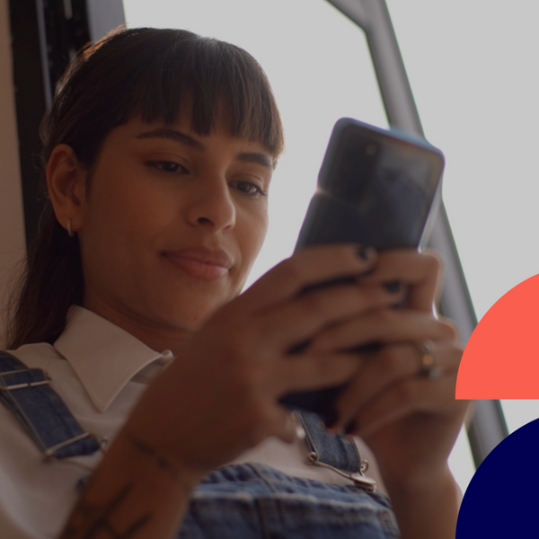 Mulher sorrindo usando celular 