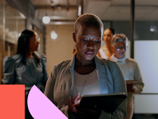 T&iacute;tuloPessoas noturnas, tablets e empres&aacute;rios andando no escrit&oacute;rio depois de terminar a tarefa de trabalho. Horas extras, tecnologia e mulher negra com grupo de amigos indo para casa depois de trabalhar at&eacute; tarde no projeto de vendas no local de trabalho 