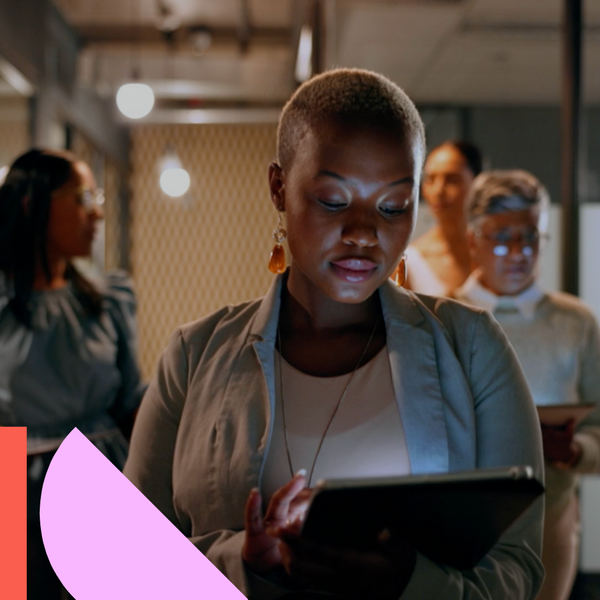 T&iacute;tuloPessoas noturnas, tablets e empres&aacute;rios andando no escrit&oacute;rio depois de terminar a tarefa de trabalho. Horas extras, tecnologia e mulher negra com grupo de amigos indo para casa depois de trabalhar at&eacute; tarde no projeto de vendas no local de trabalho 