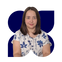 Jaqueline, mulher branca de cabelo castanho liso e olhos castanhos, est&aacute; sorrindo e veste uma camiseta branca com estampa de flores azuis.