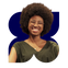 Gabriela, mulher negra de cabelo cacheado e olho preto, usando &oacute;culos e sorrindo. Ela veste uma blusa verde escuro.