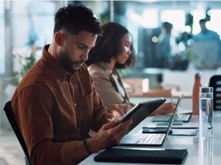 Pesquisa, tablet e neg&oacute;cios com homem no escrit&oacute;rio para planejamento, gerenciamento de rpa e desenvolvimento de software ai.